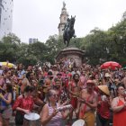 Personas participan en un desfile de una comparsa callejera este 4 de enero de 2026, en Río de Janeiro (Brasil).