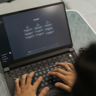 Un usuario interactúa con la plataforma ChatGPT, que comenzará a probar anuncios publicitarios en Estados Unidos por primera vez.