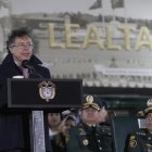 El presidente de Colombia, Gustavo Petro, habla en una ceremonia de ascensos militares este lunes, en Bogotá (Colombia).