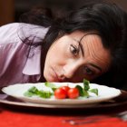 Una adecuada hidratación, grasas saludables y proteínas de calidad pueden mejorar el estado de ánimo y prevenir trastornos emocionales.