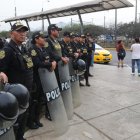Integrantes de la Policía de Perú custodian una calle en Lima (Perú).