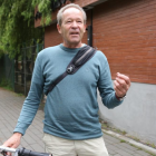 Claude Roulet, ciudadano suizo que vive alrededor de 40 años en Quito, Ecuador, documenta denuncias de tránsito, entre otras.