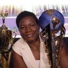 La campeona mundial de lucha Génesis Reasco con el máximo trofeo de la Gala de la APDP