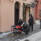 Los generadores, utilizados por los negocios locales para seguir operando en Ucrania, requieren mantenimiento y reparaciones regulares, ya que son propensos a averiarse en temperaturas anormalmente frías. Los cortes de energía prolongados e impredecibles provocados por los ataques rusos a la infraestructura energética de Ucrania están llevando a muchas pequeñas empresas al borde del colapso, mientras los propietarios lidian con un suministro eléctrico poco confiable y costos crecientes en medio de un frío intenso. A pesar de la crisis energética, muchos cafés, tiendas y otros negocios siguen abiertos. Para ello, a menudo dependen de generadores eléctricos a combustible, que llenan las calles de un fuerte ruido y requieren supervisión y reparaciones periódicas.-EFE/ Rostyslav Averchuk