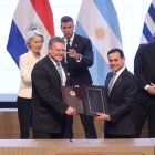 El Comisario de Comercio y Seguridad Económica; Relaciones Interinstitucionales y Transparencia de la Comisión Europea, Maroš Šefčovič (i) y el ministro de Relaciones Exteriores de Paraguay, Rubén Ramírez (d), posan con los documentos del acuerdo de libre comercio firmados entre la Unión Europea (UE) y los países del Mercosur este sábado, en Asunción (Paraguay). El Mercosur y la Unión Europea (UE) firmaron un histórico acuerdo de libre comercio que dará lugar a una de las mayores zonas integradas del mundo, con 720 millones de personas, tras 26 años de negociaciones. EFE/ Juan Pablo Pino