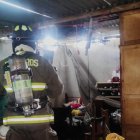 Personal del Cuerpo de Bomberos de Mejía atiende una emergencia por deflagración de gas GLP en una vivienda del sector Aloasí.
