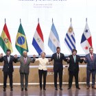 De izquierda a derecha, el presidente de Panamá, Raúl Mulino, el presidente de Bolivia, Rodrigo Paz, el jefe del Consejo Europeo, António Costa, la presidenta de la Comisión Europea, Ursula von der Leyen, el presidente de Paraguay, Santiago Peña, el presidente de Argentina, Javier Milei, el presidente de Uruguay, Yamandú Orsi y el ministro de Relaciones Exteriores de Brasil, Mauro Vieira, posan durante la firma del acuerdo de libre comercio entre la Unión Europea (UE) y los países del Mercosur este sábado, en Asunción (Paraguay). La firma del histórico acuerdo dará lugar a una de las mayores zonas integradas del mundo, con 720 millones de personas, tras 26 años de negociaciones. EE/ Juan Pablo Pino