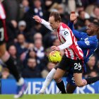 El volante ecuatoriano se impone en la disputa del balón frente a Mikkel Damsgaard, mediocampista del Brentford.