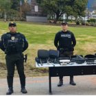Autopartes, herramientas y una sizalla fueron incautadas durante el operativo policial en el norte de Quito.