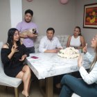 Tammy (atuendo negro), conversa con su familia, y su hermana menor, Doménica (de blanco), interpreta.