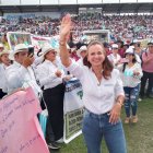 Marcela Aguiñaga en el estadio Los Daulis, en un encuentro con productores agrícolas.