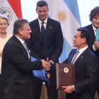 El Comisario de Comercio y Seguridad Económica; Relaciones Interinstitucionales y Transparencia de la Comisión Europea, Maroš Šefčovič (i) y el ministro de Relaciones Exteriores de Paraguay, Rubén Ramírez (d), se saludan sosteniendo los documentos del acuerdo de libre comercio firmados entre la Unión Europea (UE) y los países del Mercosur este sábado, en Asunción (Paraguay). El Mercosur y la Unión Europea (UE) firmaron un histórico acuerdo de libre comercio que dará lugar a una de las mayores zonas integradas del mundo, con 720 millones de personas, tras 26 años de negociaciones. EFE/ Juan Pablo Pino