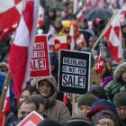 Personas se manifiestan durante una protesta este sábado, en Nuuk (Groenlandia). Miles de personas se manifestaron en la capital de Groenlandia, para denunciar los intentos del presidente de Estados Unidos de adquirir el territorio, o anexionarlo a la fuerza, en una de las protestas más multitudinarias que ha vivido en su historia. EFE/ Julio Cesar Rivas