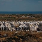 Los palestinos preparan un campamento para albergar a familias palestinas desplazadas en la zona de Netzarim, ubicada entre el sur de la ciudad de Gaza.