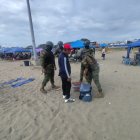 En zonas como Salinas y Playas se han implementado puestos fijos de vigilancia, patrullajes mixtos y revisiones vehiculares.
