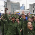 Aspirantes a militares marchan por los caídos en operación estadounidense en Cuba.