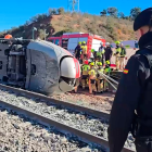 Guardia Civil y bomberos trabajan entre los restos del tren tras el choque en Córdoba.