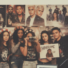 Referencial. Jóvenes recrean la estética pop de 2016 en una fiesta temática, parte del trend viral que revive íconos y estilos de hace una década.