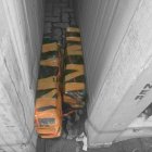 Policías revisan un contenedor en el puerto de Posorja durante el operativo que permitió incautar droga.