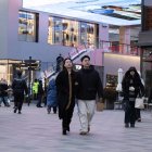 La gente camina en un centro comercial en Beijing, China, el 19 de enero de 2026.