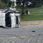 El camión se chocó, después de que desconocidos intentaron robar el vehículo en La Lucha de Los Pobres.