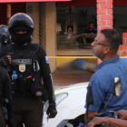 Agentes policiales resguardan la zona del crimen, en el norte de Guayaquil
