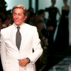 Valentino Garavani al cierre de uno de sus desfiles, símbolo eterno de la elegancia italiana