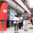 Al Centro Comercial La Manzana llegan cientos de contribuyentes que tienen dudas sobre el cobro de la CEM o del impuesto predial.