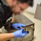 Agente policial abre caja fuerte durante allanamiento en el caso Fachada.