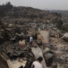 Fotoa que muestra varias viviendas afectadas este lunes, tras un incendio forestal en la localidad de Lirquén, a 17 Kilómetros de distancia de la ciudad de Concepción, en la región del Biobío (Chile).