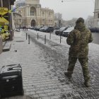 Un soldado ucraniano pasa por delante de un generador de diésel con la ópera de Odesa de fondo.