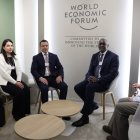 El presidente Daniel Noboa (centro) se reunió con Makhtar Diop, director Gerente de la Corporación Financiera Internacional (IFC) del Grupo Banco Mundial.