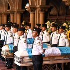 Integrantes de la Policía de Guatemala participan en las honras fúnebres por los nueve agentes asesinados, en Ciudad de Guatemala (Guatemala).