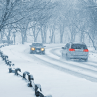 Referencial. Vehículos avanzan con dificultad entre la intensa nevada, mientras una tormenta invernal amenaza con hielo y condiciones peligrosas en EE.UU.