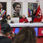 Ministro Diosdado Cabello (c) hablando durante una rueda de prensa este lunes, en Caracas (Venezuela).