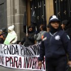Personas sostienen una pancarta durante una protesta frente a la Suprema Corte de Justicia, en Ciudad de México (México).