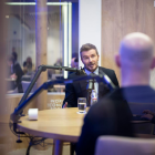 El exfutbolista inglés David Beckham habla en una cabina de pódcast durante la 56.ª edición del Foro Económico Mundial (WEF) en Davos, Suiza, el 20 de enero de 2026.