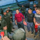 Director general de la Policía de Colombia, William Oswaldo Rincón Zambrano (i), recibe a un grupo de policías luego de ser liberados (Colombia).