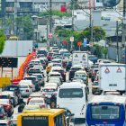 La avenida Juan Tanca Marengo se reduce a dos carriles, hacia la derecha, pasando la avenida Las Aguas.