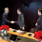 Daniel Noboa estrecha la mano de Alex Karp, CEO de Palantir, durante su encuentro en Davos para impulsar cooperación tecnológica.