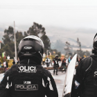 Agentes del Grupo de Operaciones Motorizadas resguardan el ingreso a una zona de alta tensión en Imbabura, durante un operativo para garantizar el libre tránsito y la seguridad ciudadana.
