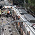 Bomberos en el lugar donde al menos una persona murió y cinco resultaron gravemente heridas cuando un tren de servicio regional chocó contra un muro derrumbado entre Sant Sadurni d"Anoia y Gelida, cerca de Barcelona.