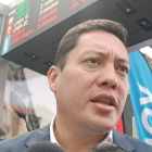El alcalde de Cuenca, Cristian Zamora, ofrece declaraciones ante la prensa en un espacio urbano, mientras crece la preocupación ciudadana por el aumento de la violencia en la ciudad.