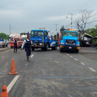 Equipos de emergencia atienden el siniestro registrado en la vía a Yaguachi, que dejó once personas heridas y una víctima mortal, mientras se investigan las causas del accidente.