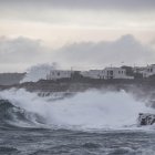 Oleaje en la costa cerca de la localidad menorquina de S"Algar, España, este martes 20 de enero de 2026.