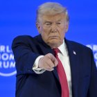 El presidente de EE.UU., Donald Trump, gesticula este miércoles tras su discurso especial en la 56ª reunión anual del Foro Económico Mundial en Davos (Suiza).