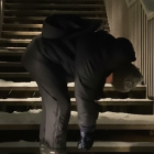 Una escena del video viral en el que ciudadanos de Groenlandia parodian con humor ácido el consumo de fentanilo en EE. UU., como crítica a la oferta de compra del territorio hecha por Donald Trump.