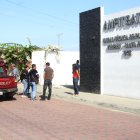 En el anfiteatro de Santa Elena los familiares de los desaparecidos de Pedro Carbo esperan la entrega de los cuerpos.