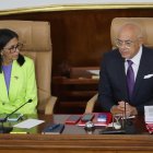 El presidente de la Asamblea Nacional, Jorge Rodríguez (d) habla junto a la presidenta encargada de Venezuela, Delcy Rodríguez,