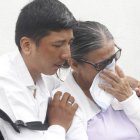 Rita Lucas recibe el consuelo de su otro hijo tras la muerte de Juan Gregorio Garcés Lucas.